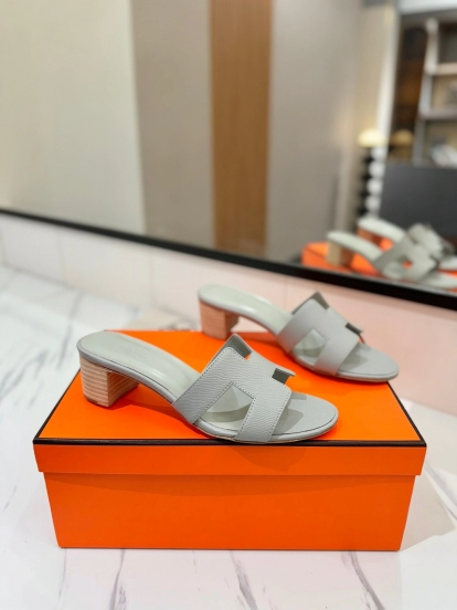 2025 Women Hermès Grey Leather Heeled Slippers