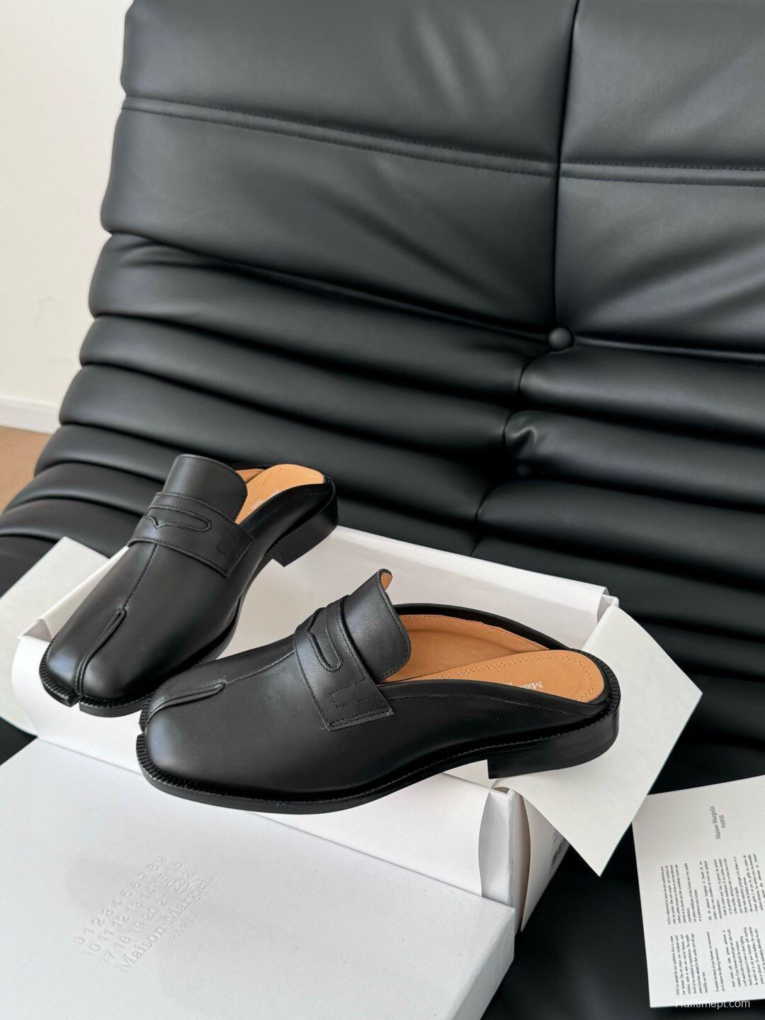 2025 Women MM6 Black Leather Loafers Tabi KFY00340