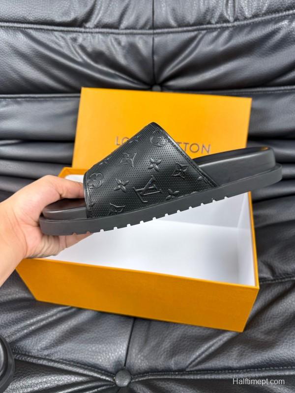 2025 Men Louis Vuitton Black Leather Slippers AS00170