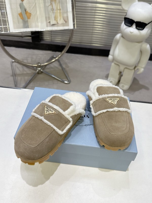 Prada Fall/Winter 2025 New Fur Mule Shoes Triangle Buckle Bread Toe Half Slippers - KFY00270