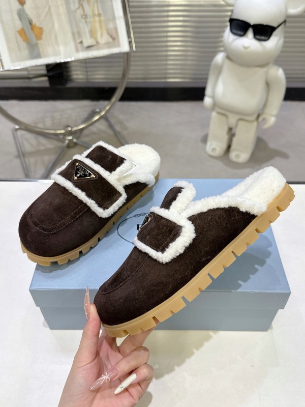 Prada Fall/Winter New Mule Slippers Triangle Buckle Bread Toe Half Slippers - KFY00270