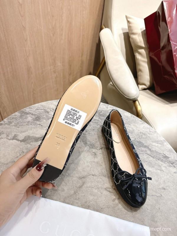 Gucci Women's Ballet Flats with Shiny GG Denim and Leather Bow - LY00330