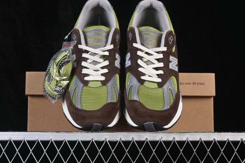 Kith x New Balance Made in USA M991 Retro Running Shoes with Pigskin Suede and ABZORB Cushioning - U991CK2