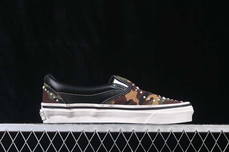 Vans Old Skool Low-Top Skateboarding Shoes with Classic Side Stripe - VN000D9PCAK