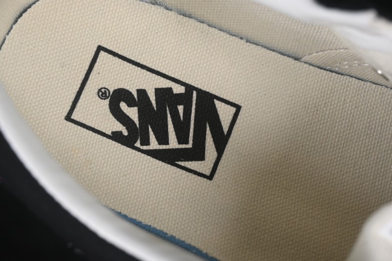 Vans Old Skool Low-Top Skateboarding Shoes with Classic Side Stripe - VN000EGY617