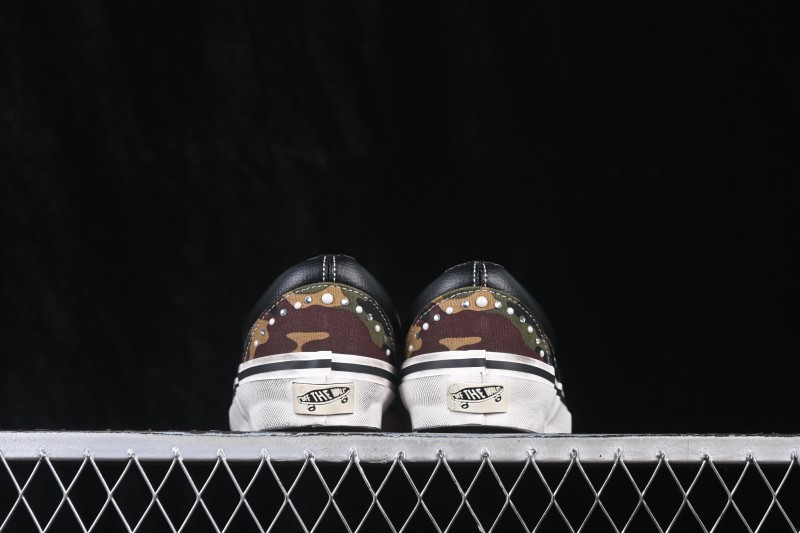 Vans Old Skool Low-Top Skateboarding Shoes with Classic Side Stripe - VN000D9PCAK