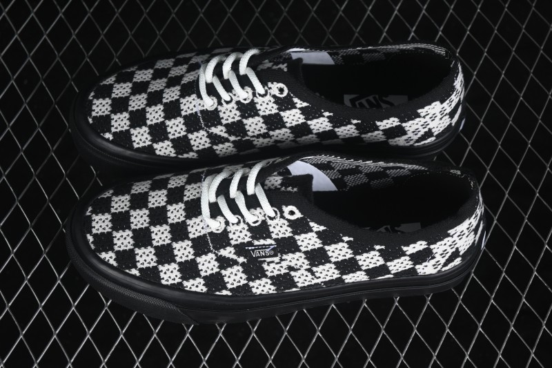Vans Authentic 44 Low-Top Casual Skateboarding Shoes with Classic Canvas Upper - VN000EJC1KP